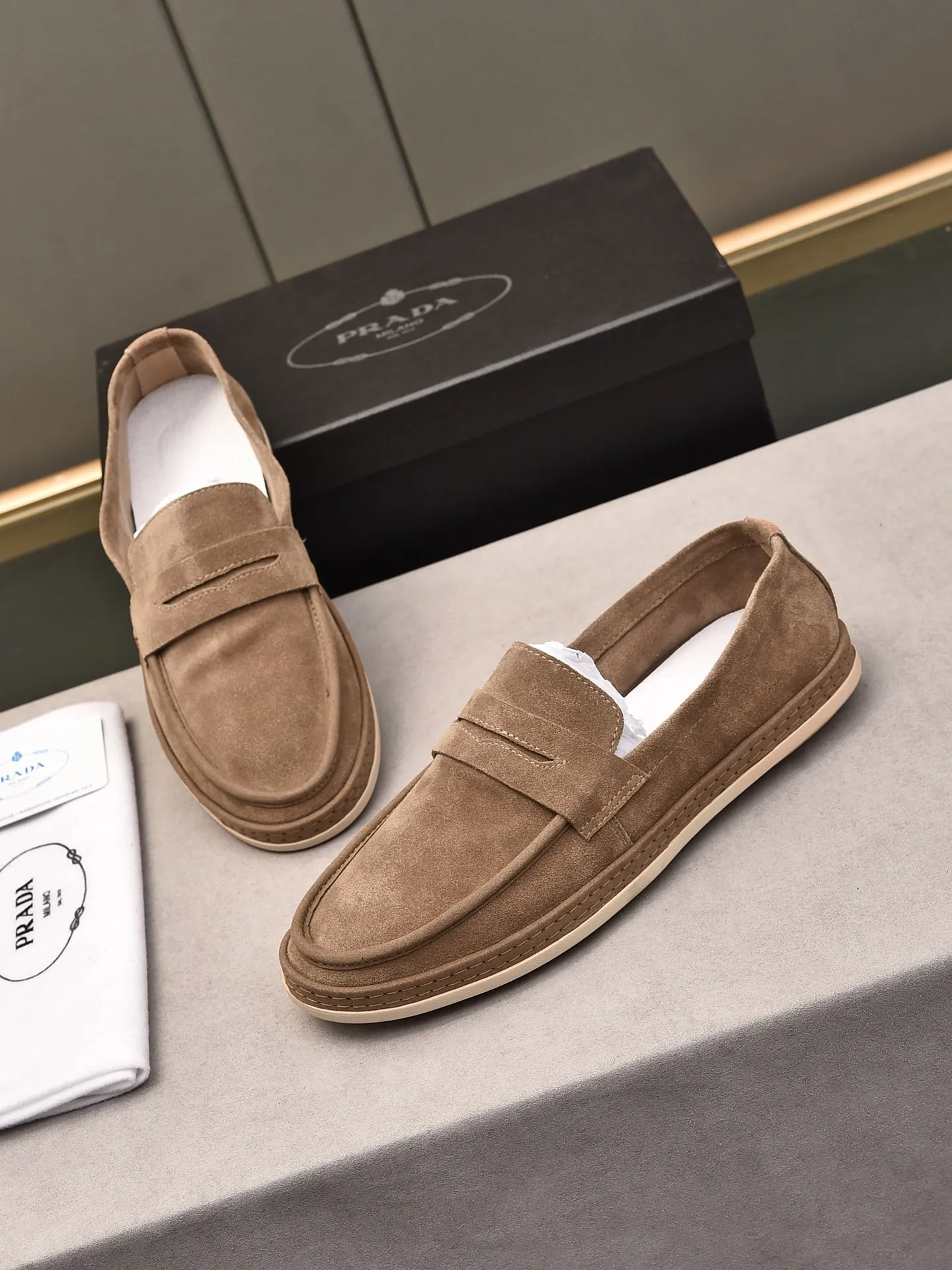 👟👟👟Men's Shoes💰P420 🆕🔥New Updates🔥👟PRADA (Prada) new products are released, imported soft cowhide, fashionable to allow air to penetrate the entire shoe, and the awesome shoes [strong] bring an extremely comfortable and breathable feeling! Beautiful inside and out! Exquisite workmanship, top-grade cowhide material, 😌Number: 38~44, black and white color options.